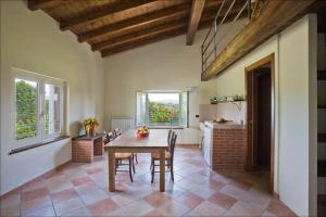 cocina y comedor con mesa y sillas en Cascina Giacometta, en Novi Ligure