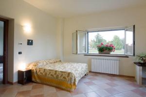 ノーヴィ・リーグレにあるCascina Giacomettaのベッドルーム(ベッド1台、窓付)