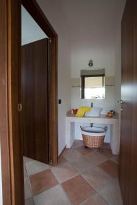 y baño con lavabo y bañera. en Cascina Giacometta, en Novi Ligure