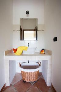 y baño con bañera y espejo. en Cascina Giacometta, en Novi Ligure