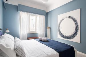 アテネにあるStylish Syntagma apartmentの青いベッドルーム(ベッド1台、窓付)