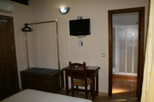 Televízia a/alebo spoločenská miestnosť v ubytovaní Hotel Rural Huerta del Laurel