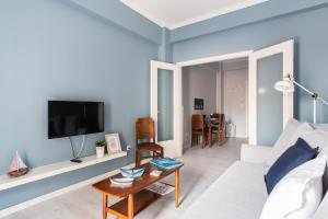 アテネにあるStylish Syntagma apartmentのリビングルーム(白いソファ、テレビ付)