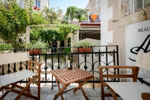 une terrasse avec une table et des chaises sur un balcon dans l'établissement Apartments Pile Marina, à Dubrovnik