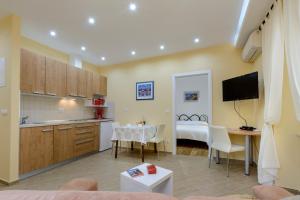 un salon avec une cuisine et une salle à manger dans l'établissement Apartments Pile Marina, à Dubrovnik