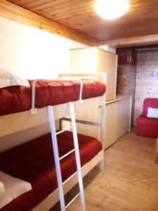 Un par de literas en una habitación en Residenza Grazia, en Madonna di Campiglio