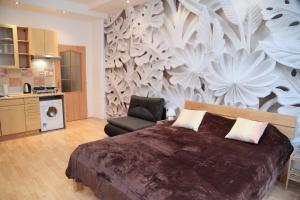 Un dormitorio con una cama grande y una silla. en Old Town studio, en Praga