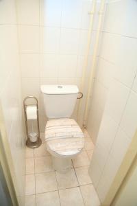 Baño pequeño con aseo en una cabina en Old Town studio, en Praga
