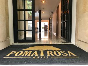 znak dla hotelu Romanos przed drzwiami w obiekcie Hotel Poma Rosa w mieście Medellín