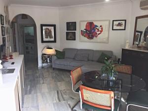 una sala de estar con un sofá y una mesa en Frente al mar, en Benalmádena