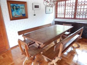 una mesa de madera y bancos en una habitación en A MELHOR PROPRIEDADE DA SERRA 6000M2 DE LAZER E ATRACOES IDEAL FAMILIAS COM BEBES E CRIANCAS RESERVA PARTICULAR DE MATA ATLANTICA c PISTA DE CAMINHADA INAUGURADO VEJAM AS FOTOS DESSA E DAS OUTRAS ATRACOES, en Teresópolis