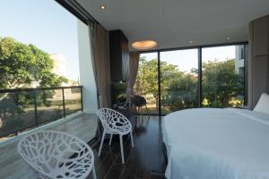 Un pat sau paturi într-o cameră la Okra Villa