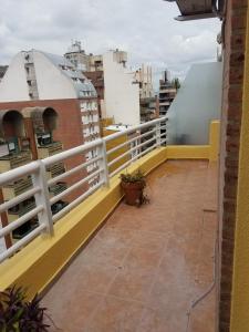balcón con barandilla amarilla y blanca en New Apartment in the best area en Córdoba