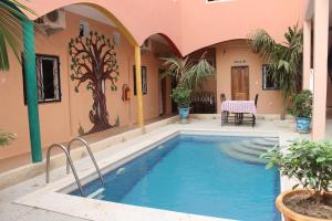 basen na dziedzińcu domu w obiekcie Sall Africa Tourisme w mieście Mbour