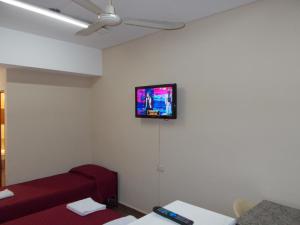 
Una televisión o centro de entretenimiento en Apart Office
