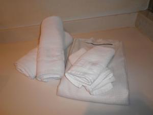 una pila de toallas blancas sentadas en una mesa en Hotel Green Hill, en Fukaya