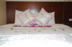 Giường trong phòng chung tại Minh Hien Hotel