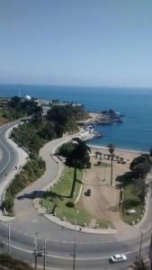 una vista aérea de una carretera junto al océano en Departamento vista al mar, en Valparaíso