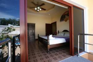 Postel nebo postele na pokoji v ubytování Majestic Villas Phuket + 37 fotografií