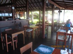 Reštaurácia alebo iné gastronomické zariadenie v ubytovaní Lipa Bay Resort