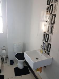Ванная комната в Beachurst Apartment