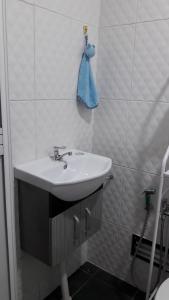 Vannituba majutusasutuses Jeram Tiny House