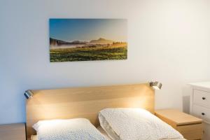 Schlafzimmer mit einem Bett mit einem Kopfteil aus Holz in der Unterkunft Ski House Tatry in Liptovský Mikuláš