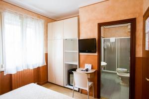 Koupelna v ubytování Hotel Diana + 37 fotografií
