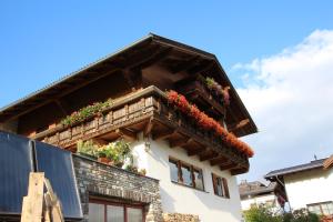 um edifício com caixas de flores no telhado em Haus Buchhammer em Fiss