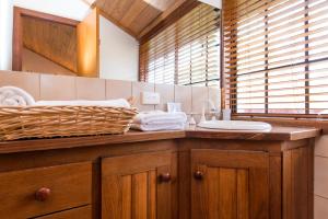 een badkamer met een wastafel en een spiegel bij Sienna Lodge in Yallingup