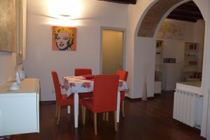 ローマにあるtrastevere artのキッチン、ダイニングルーム(テーブル、椅子付)