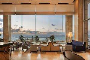 una hall con vista sull'oceano di Orchid Tel Aviv a Tel Aviv