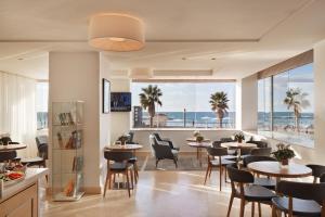 Reštaurácia alebo iné gastronomické zariadenie v ubytovaní Orchid Tel Aviv