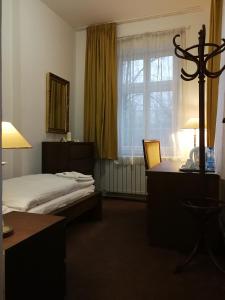Postel nebo postele na pokoji v ubytování Retro Hotel Villa Ostrava + 37 fotografií
