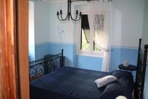 A bed or beds in a room at Fontana's House Relax