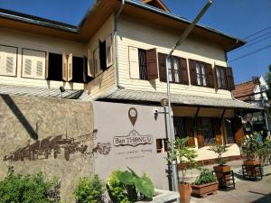 un edificio con un cartel delante en Ban Thong U, The Landmark, en Chiang Mai