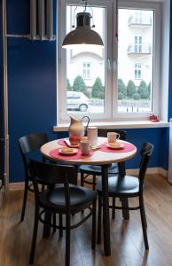 uma mesa de jantar e cadeiras com uma janela em Go2Krynica - Gawra em Krynica-Zdrój