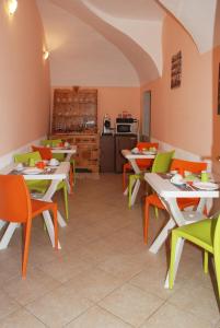 AglièにあるLa Cascinaのテーブルと椅子のあるレストラン、キッチンが備わります。