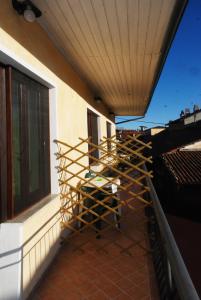 a row of chairs sitting on a balcony at La Cascina in Agliè