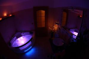 een badkamer met een bad, een wastafel en een spiegel bij Penzion Recall in Troskovice
