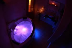 un bagno con vista sul soffitto di una vasca viola di Penzion Recall a Troskovice