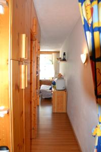 un pasillo de una casa con una habitación con cama en Residence Edelweiss Ciel Blu en Pila