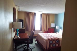 Un pat sau paturi într-o cameră la Super 8 by Wyndham Casper East/Evansville