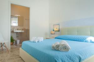 ガリポリにあるB&B MaMaRò Gallipoliのベッドルーム1室(ブルーベッド1台、タオル付)
