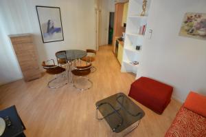 sala de estar con sofá, mesa y sillas en StopinFlat, en Madrid