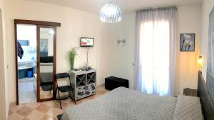 een slaapkamer met een bed en een spiegel bij Magralù 2 B&B in Alghero