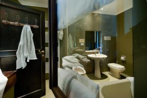 a bathroom with a toilet and a sink at Agriturismo Tra Le Vigne in Buttrio
