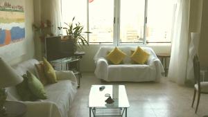 バレンシアにあるOceanografic Arts center 46のリビングルーム(白いソファ2台、テレビ付)