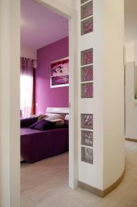 ローマにあるLa Casetta del Vaticanoの紫の壁のベッドルーム1室(紫のベッド1台付)