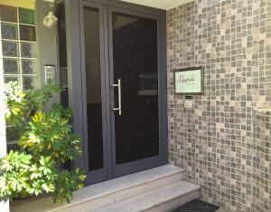 una porta nera di una casa con un cartello sopra di Magralù 2 B&B ad Alghero